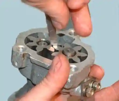 Снятие и разборка масляного насоса ЗМЗ-409