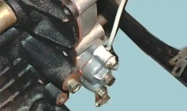 снятие и зарядка гидронатяжителя цепи