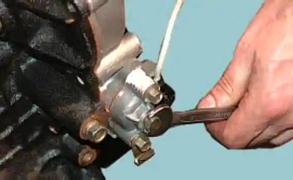 снятие и зарядка гидронатяжителя цепи