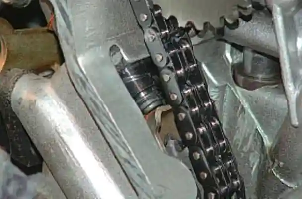 снятие и зарядка гидронатяжителя цепи