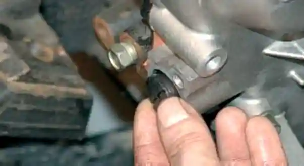 снятие и зарядка гидронатяжителя цепи