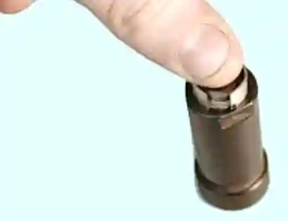 снятие и зарядка гидронатяжителя цепи