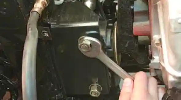 Отворачивание гаек Отворачивание гаек болтов крепления подушки к кронштейну рамы