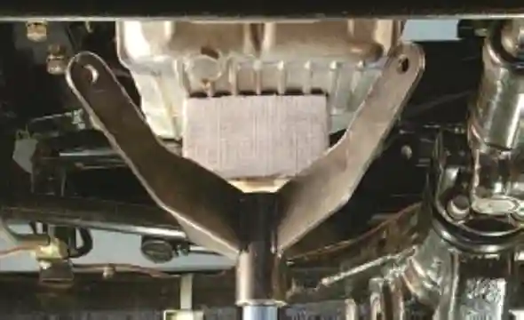 Установка опоры Установка опоры под картер двигателя через деревянную проставку