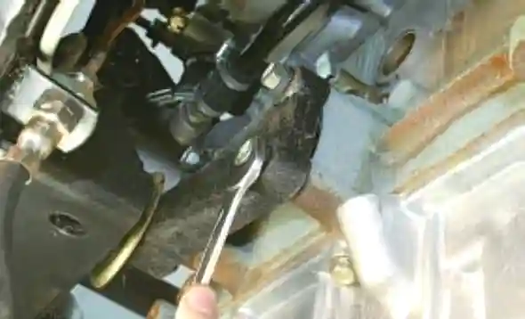 Болты кронштейна Выворачивание болтов крепления кронштейна к блоку цилиндров