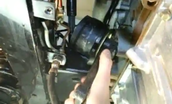 Извлечение кронштейна Извлечение кронштейна в сборе с опорой двигателя