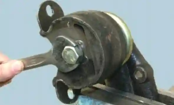 Снятие опоры Снятие опоры с кронштейна в тисках