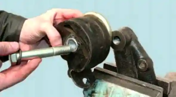 Снятая опора Снятая опора двигателя