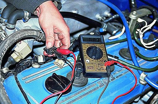 Comprobación y extracción del sensor de sincronización del motor ZMZ-405