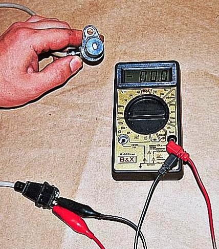 Comprobación y extracción del sensor de sincronización del motor ZMZ-405