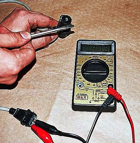  Comprobación y extracción del motor del sensor de sincronización ZMZ-405