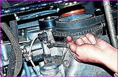 Отворачивание болта крепления