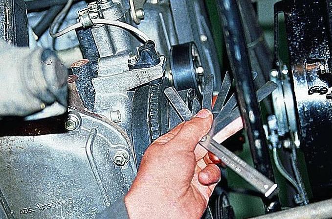 Comprobación y extracción del sensor de sincronización del motor ZMZ-405