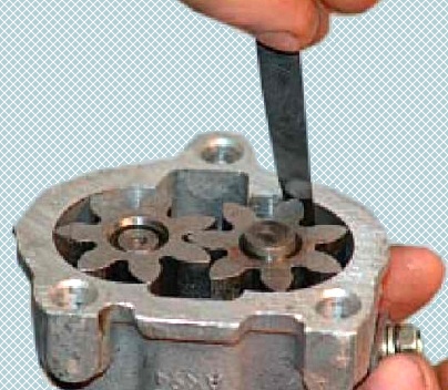 Comprobación de las piezas de la bomba de aceite