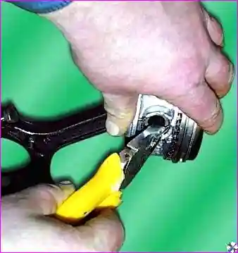 Снятие поршневых колец
