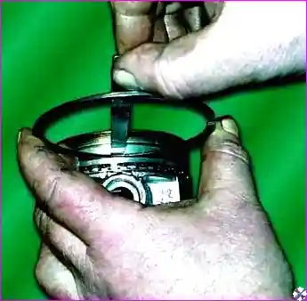 Измерение зазора между кольцом и канавкой