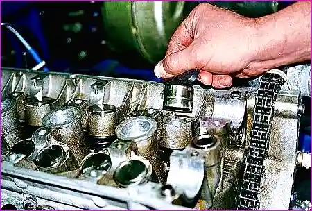 Извлечение гидротолкателя из гнезда головки блока цилиндров с помощью магнита