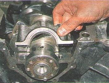 складання двигуна ЗМЗ-406