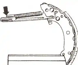 рис::зажать колодку в тисках и снять пружину Зажать тормозную колодку в тисках и снять пружину