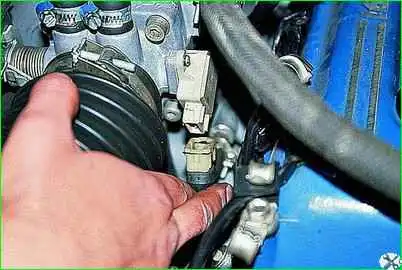 Extracción del conjunto del acelerador del motor