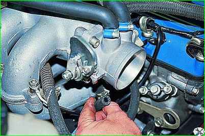 Removing the engine throttle assembly