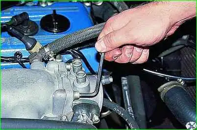 Extracción del conjunto del acelerador del motor