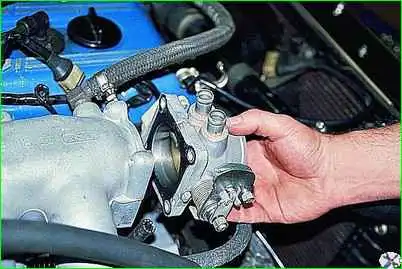 Extracción del conjunto del acelerador del motor