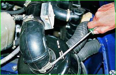 Replacing the filter element of the air filter of the ZMZ-406 engine