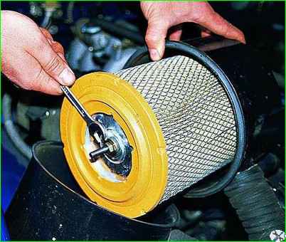 Replacing the air filter element of the ZMZ-406 engine