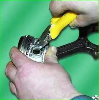 Зняття та встановлення шатунів та поршнів двигуна Зняття та встановлення шатунів та поршнів двигуна