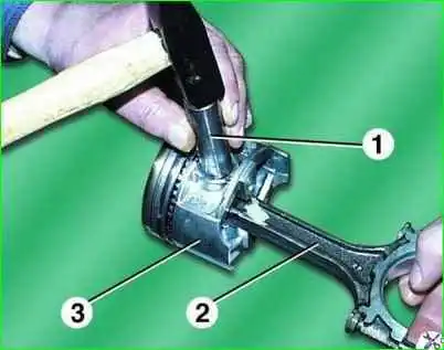 Зняття та встановлення шатунів та поршнів двигуна Зняття та встановлення шатунів та поршнів двигуна