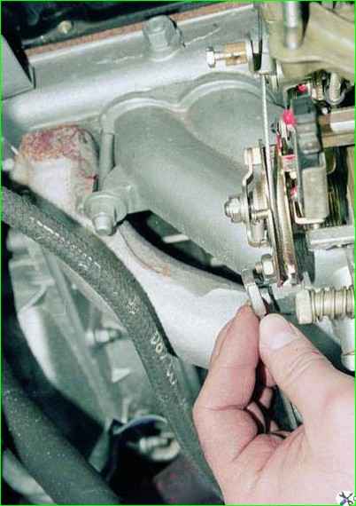 Removing the carburetor from the engine