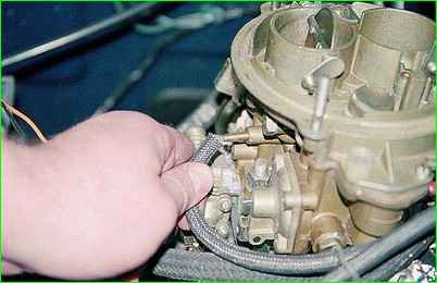 Removing the carburetor from the engine