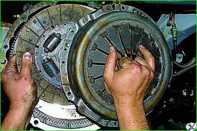 Removing and installing the flywheel
