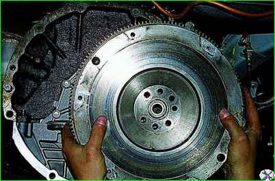 Removing and installing the flywheel