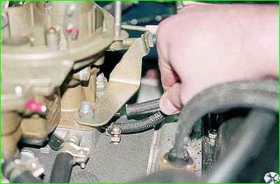 Adjusting engine valve clearances