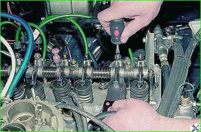 Регулювання зазорів клапанів двигуна