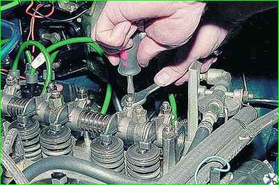 Adjusting engine valve clearances