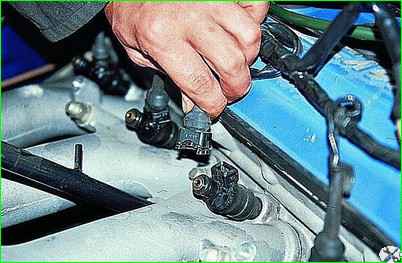 Checking and replacing engine injectors