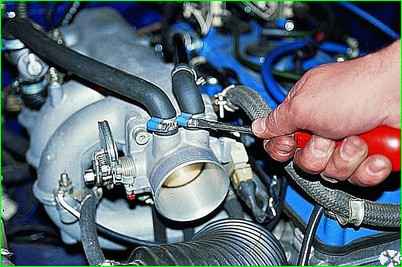 Checking and replacing engine injectors