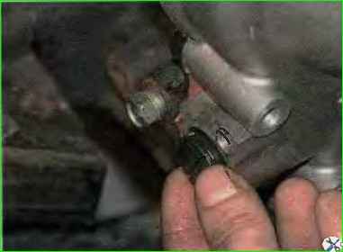 Removing and disassembling the hydraulic chain tensioner