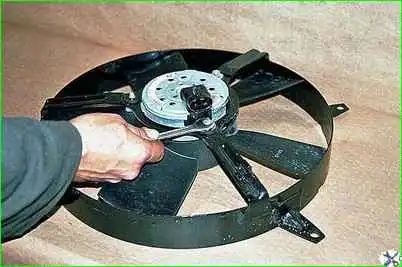 Extracción de electroventilador con motor ZMZ-406