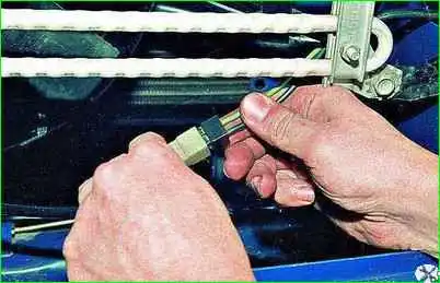 Extracción de un electroventilador con motor ZMZ-402