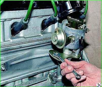 Adjusting engine ignition timing