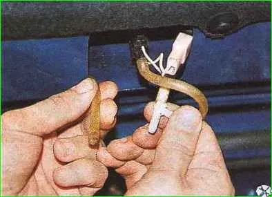 Автокөліктің капотын алу