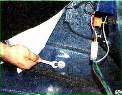 Extracción del parachoques trasero de un coche