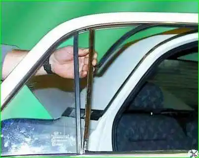 Снятие неподвижного стекла двери