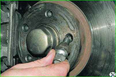 Adjusting the wheel hub bearings