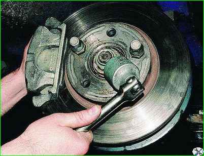 Adjusting the wheel hub bearings