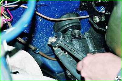 removing the steering mechanism with hydraulic booster
